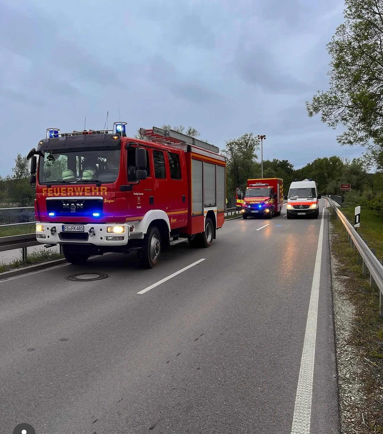 Löschfahrzeug der Feuerwehr Kirchdorf mit Blaulicht an einer Einsatzstelle