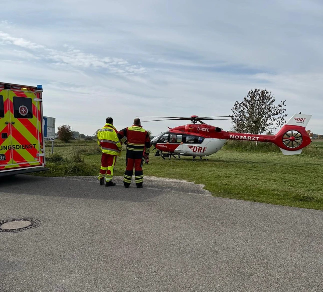 Rettungswagen und Rettungshubschrauber an einer Einsatzstelle